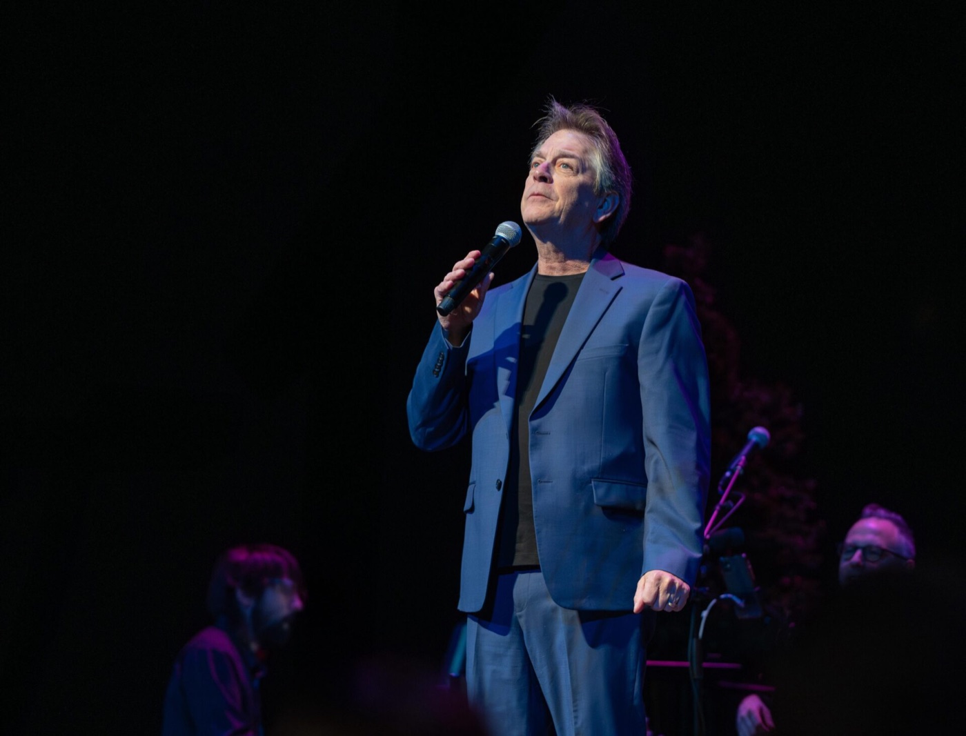 Steve March-Tormé singing at the microphone