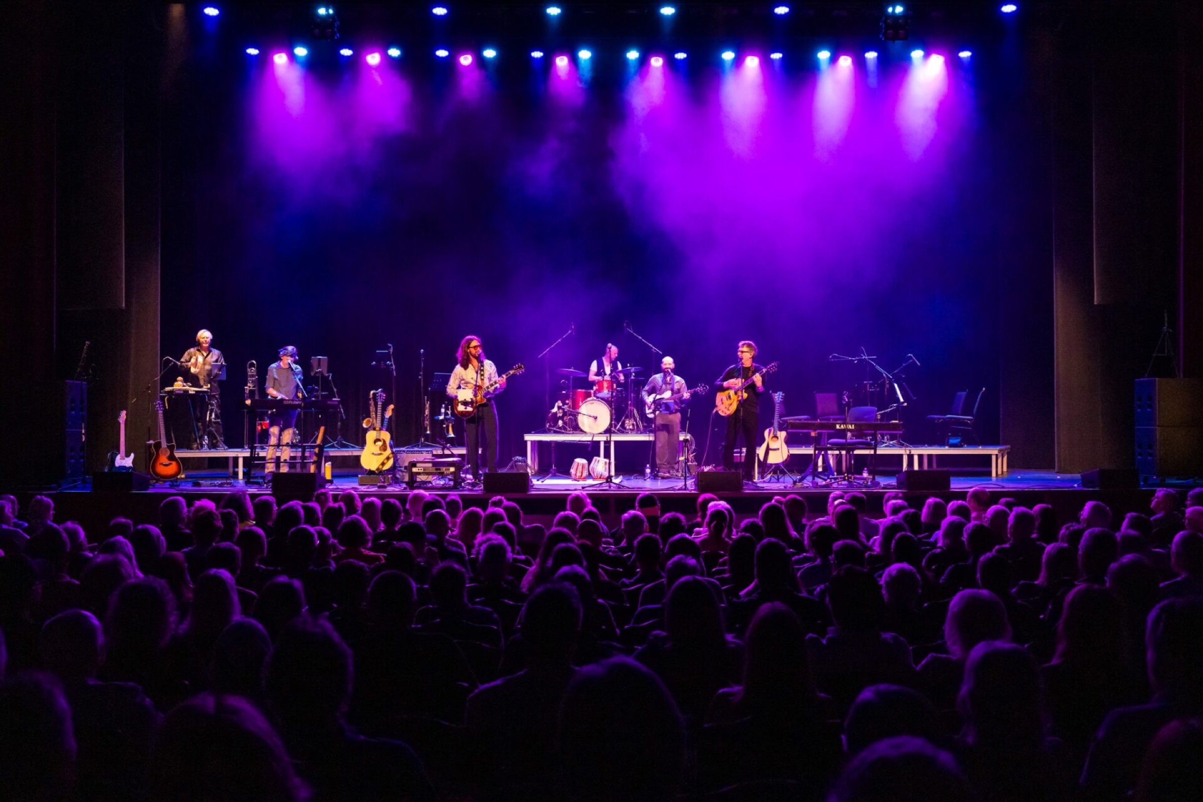 Steve March-Tormé and his band on stage before a full house