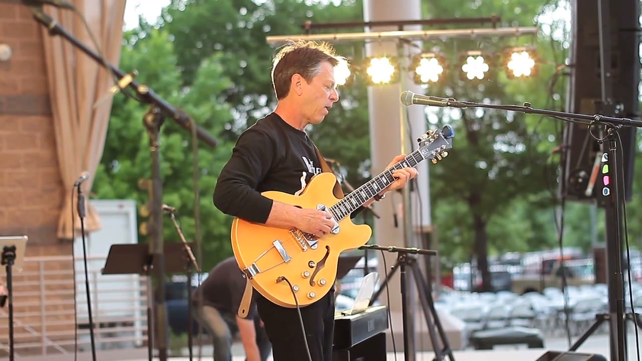 Steve March-Tormé performing Drive My Car
